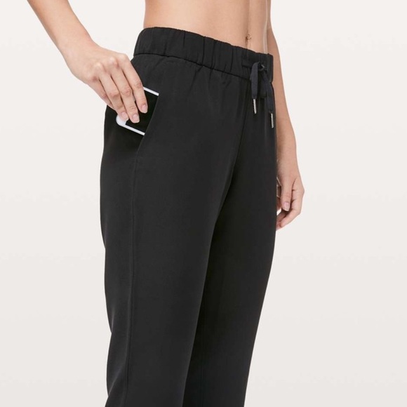 Lululemon On The Fly Crop *Woven 23" Black Sz 2 - Picture 2 of 12